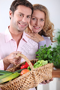 加上蔬菜篮子福利头发微笑妻子女士棕色生活白色男人情侣图片