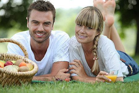 情侣在田野里浪漫野餐图片
