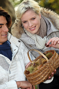 配一篮栗子的夫妇温度时间食物车站树叶观点家庭看法男人教学图片