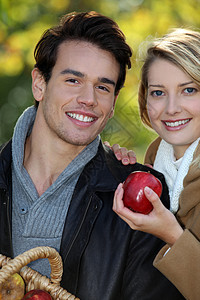 选择苹果的夫妇图片