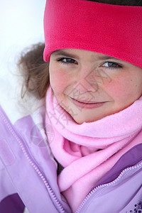 雪中可爱的小女孩图片