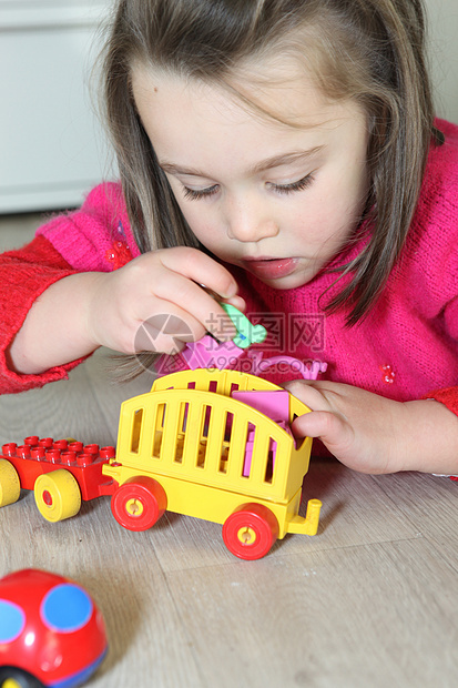 小女孩玩玩具游戏身体教育快乐轮子女孩儿童孩子婴儿兴趣生活图片
