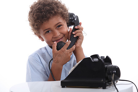 小男孩用旧电话打来电话图片