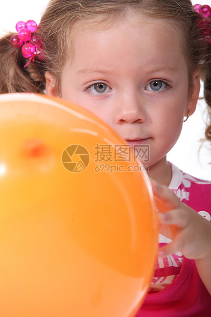 小女孩拿着气球派对冒充孩子纪念日周年女孩父母朋友们家庭游戏图片