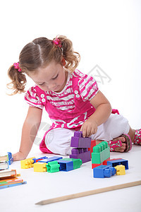 女孩玩建筑砖的小女孩游戏童年玩具快乐学习积木砖块构造房间幼儿园乐趣图片