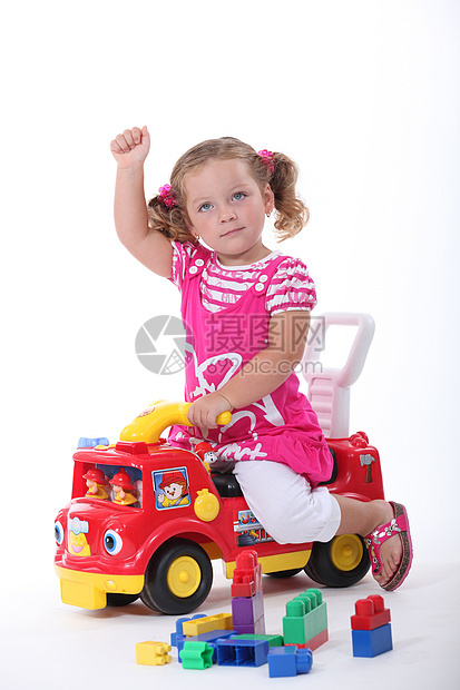 女孩在玩具车上图片