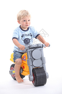 骑玩具自行车的小男孩图片