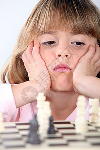 女孩下象棋女性木板沉思战略水平桌子闲暇游戏成功白色图片