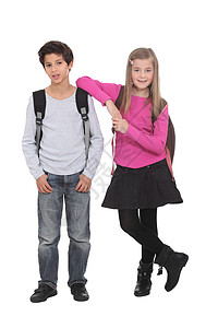 2名身着背背包的在校儿童图片