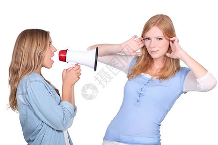 女人用喇叭在她朋友面前大喊大叫图片