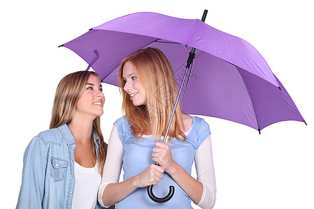 两个女孩在伞下图片