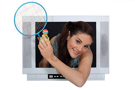 女孩在电视屏幕上与羽毛球吵闹图片