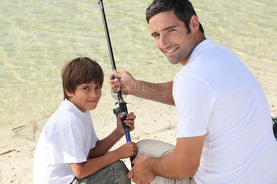 小男孩和爸爸一起钓鱼图片