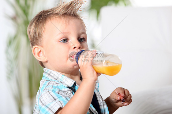 男孩婴儿喝着瓶子图片