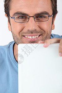 戴眼镜的人在电脑前黑眼睛手指下巴听力圆形玻璃棕色男性微笑眼镜图片