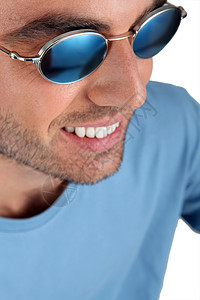 戴太阳眼镜的人胡须幸福微笑阴影眼镜胡茬眼睛男生男人青年图片