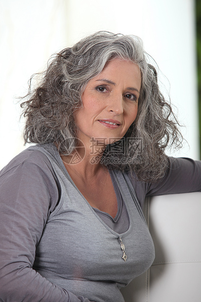 灰发退休妇女有很多空闲时间的图片