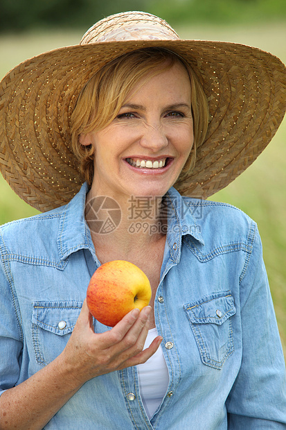 女人带着苹果微笑图片