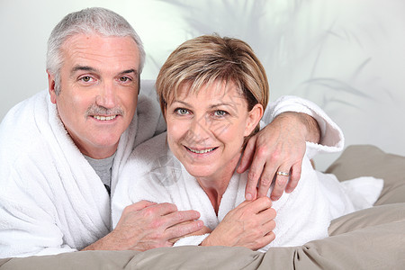 床上的成熟夫妇妻子拥抱男人金发枕头卧室姿势男性伙伴手势图片
