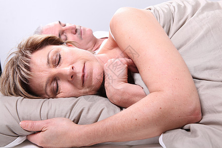 夫妇睡在床上头发姿势卧室女士手势毯子男性灰色睡眠枕头图片