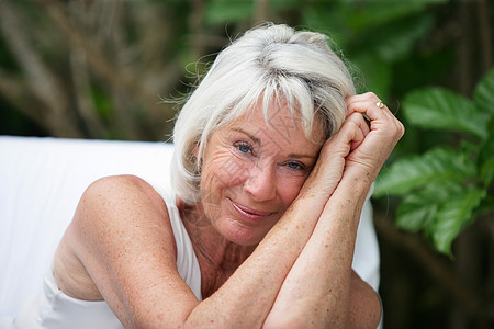 户外快乐的老年妇女女士闲暇退休微笑个性女性祖母水平皱纹活力图片