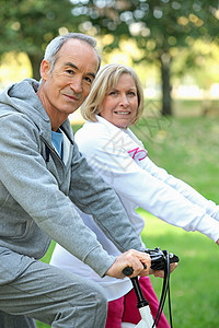 夫妇骑自行车衣服金发女郎女士场地男人空气裤子运动公园踏板图片