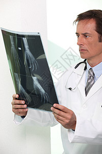 医生看X光疾病检查手表工作脖子领带男人专家木板白色图片