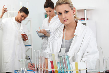 在化验室工作的妇女研究女性滴管女孩成功疾病金发工人化学家眼睛背景图片