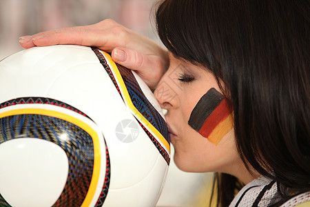 年轻德国黑发小子亲吻足球球图片