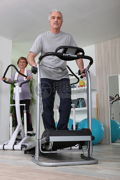情侣一起工作帮助男性乐趣女士娱乐套装跑步机运动享受健身房图片