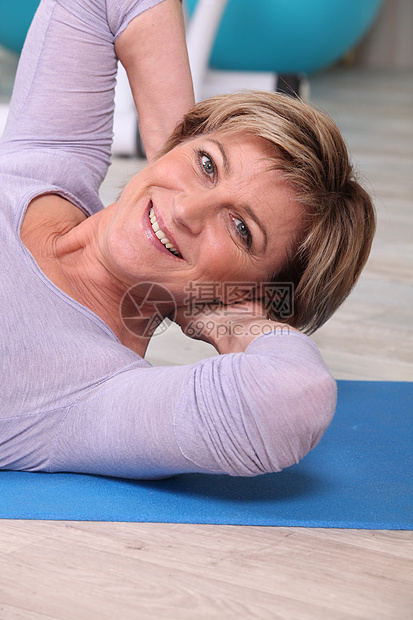 女人在瑜伽垫子上做静坐图片