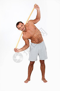 男人用木棍锻炼图片