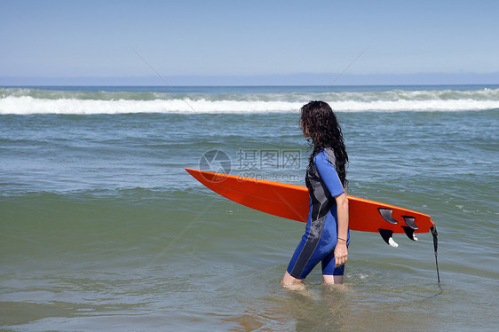 有冲浪板的女孩运动员力量活力涉水闲暇海浪女士木板娱乐蓝色图片