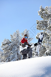 人站在山顶上 滑雪板图片