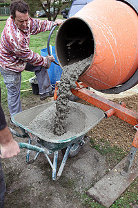 带水泥搅拌器的人金属混合器花园机械收费发动机建造建筑料斗砂浆图片