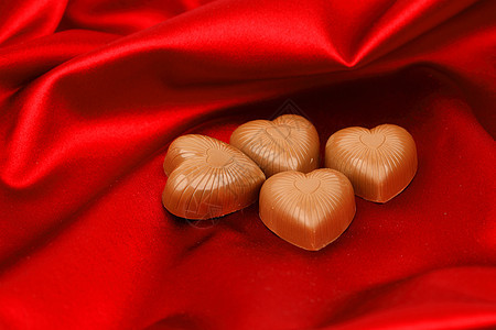 红沙子上的糖果心丝带生日标签小吃金子巧克力盒子礼物庆典正方形图片