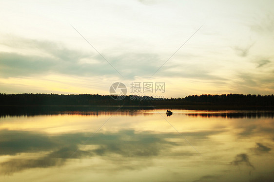 日落湖森林风景海岸环境植物群旅游假期旅行橙子蓝色图片