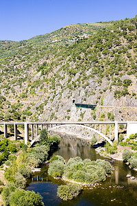 葡萄牙杜罗河谷的铁路和公路管道图片