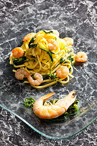 面碗里有虾和菠菜静物盘子食物面条海鲜美食营养蔬菜图片