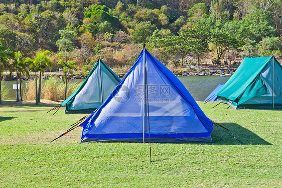 山上露营帐篷娱乐营地岩石蓝色场地假期绿色荒野风景环境图片