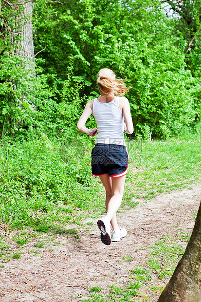 年轻女子在森林里慢跑森林运动女孩锻炼训练公园成人运动员女士女性图片
