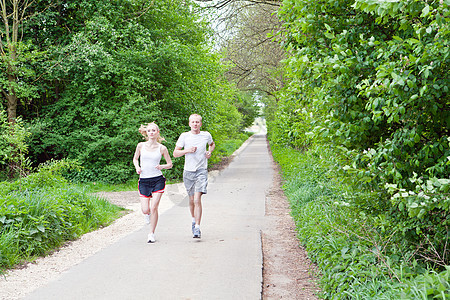 年轻夫妇在森林里慢跑女性男人赛跑者训练锻炼运动健康活力活动成人图片