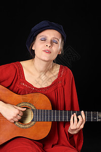 歌唱和玩吉他吉他唱歌照片女士艺术家乐器深情红色音乐音乐家棕色图片