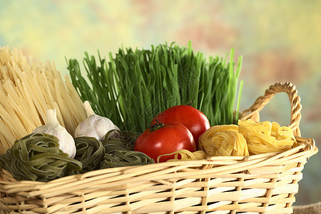 拉罗塔利亚特勒 带番茄和大蒜的篮子照片食物水平绿色蔬菜面条红色黄色图片