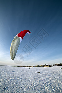 在冰冻湖上打滑衣乐趣晴天山脉运动爱好滑雪冲浪男人空气力量图片