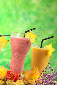 草莓和芒果红色浆果水果玻璃食物粉色牛奶奶制品照片饮料图片