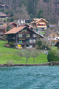 Thun湖周围的瑞士风格小屋图片