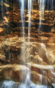 瀑布在岩石上环境溪流图片