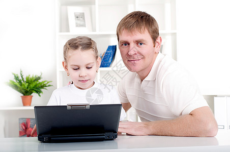 为笔记本电脑携手合作女儿男人爸爸家庭女士微笑快乐电子邮件孩子房间图片
