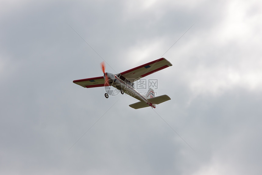 RC型飞机在空中飞行图片